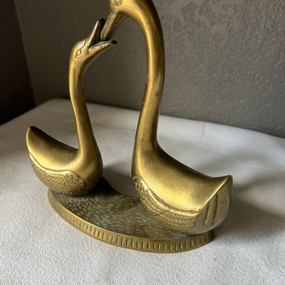 vintage brass kissing swan figurine vintage brass kissing swan figurine - Picture 4 of 10